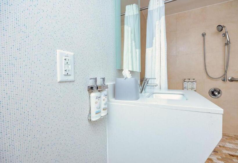 适合残疾人士使用的带超级大床的标准间, Holiday Inn Express Boston Saugus, An Ihg