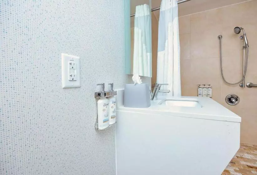 اتاق استاندارد با تخت بزرگ برای معلولان, Holiday Inn Express Boston Saugus, An Ihg