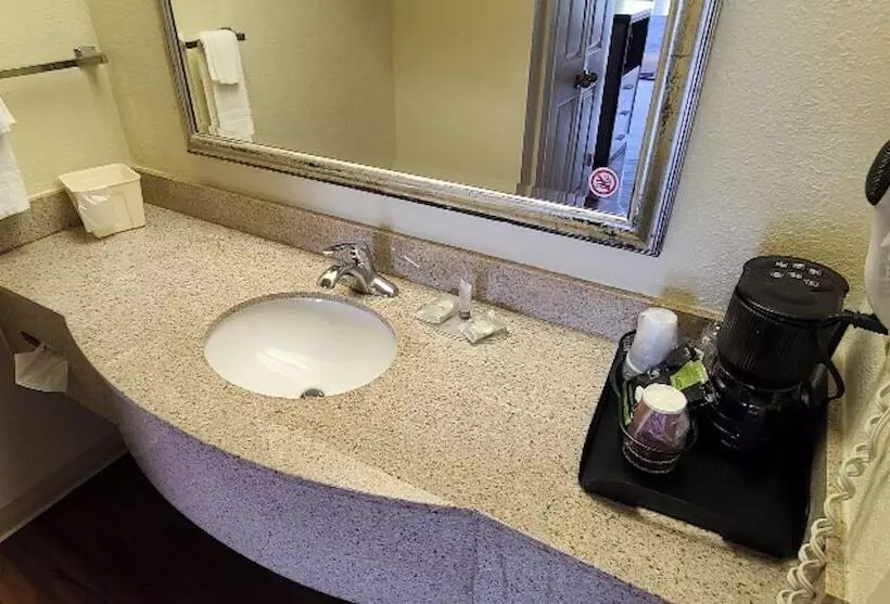 Deluxe-huone Soveltuu Liikuntarajoitteisille, Red Roof Inn & Suites Cornelius   Lake Norman