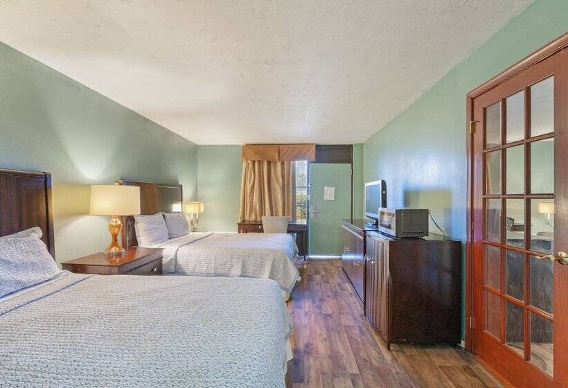 Номер Deluxe, Williamsburg Suites