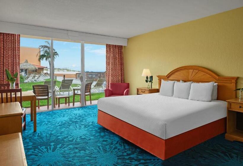 غرفة سوبيريور مطلة على حمام السباحة, Dolphin Beach Resort