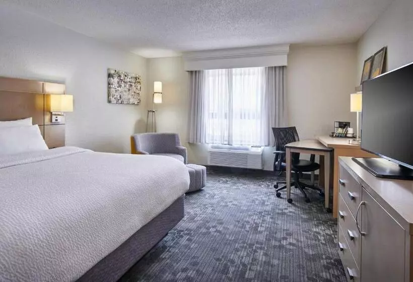 اتاق استاندارد با تخت بزرگ برای معلولان, Courtyard Columbus Downtown