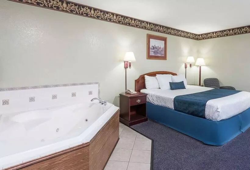 Deluxe-studio, Days Inn & Suites By Wyndham Youngstown / Girard Ohio