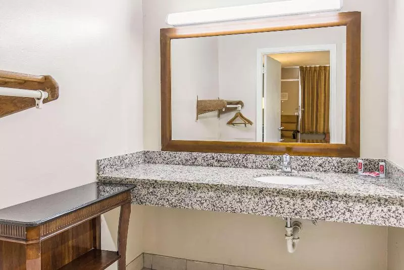 اتاق استاندارد با تخت بزرگ, Econo Lodge North