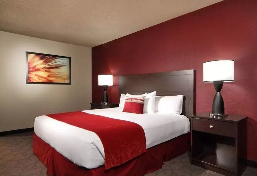 اتاق استاندارد با چشم‌انداز استخر, Edgewater Hotel & Casino Resort