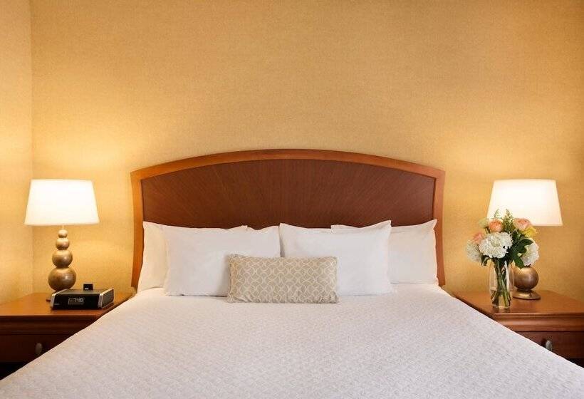 Люкс, Embassy Suites By Hilton Greensboro Airport