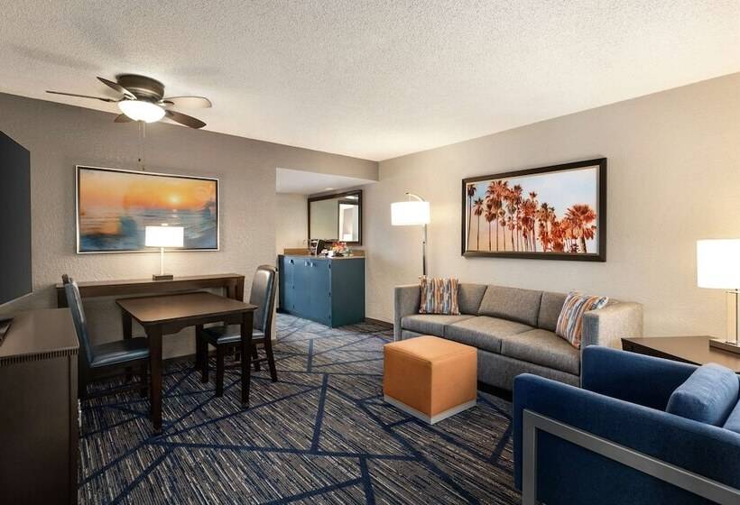 جناح, Embassy Suites By Hilton Miami International Airport