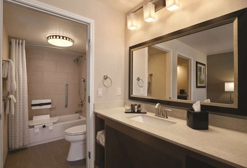 جناح لذوى الاحتياجات الخاصة, Embassy Suites Corpus Christi