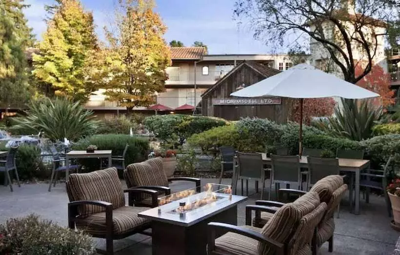 سوییت با چشمانداز استخر, Embassy Suites By Hilton Napa Valley