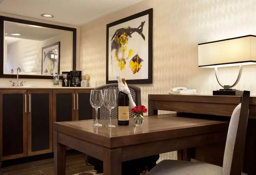 سوییت با چشمانداز استخر, Embassy Suites By Hilton Napa Valley