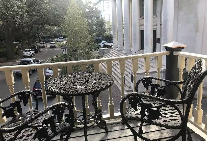 اتاق لوکس, Foley House Inn