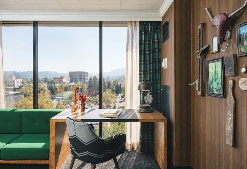 スイート, Graduate By Hilton Eugene