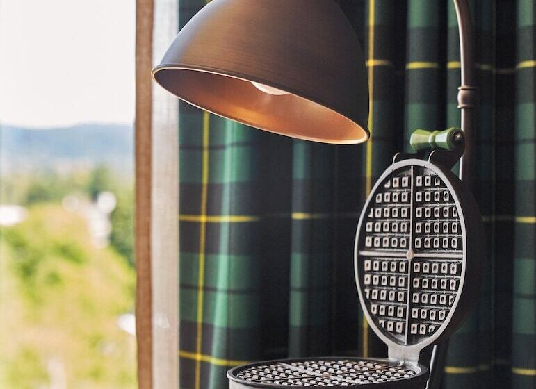 スイート, Graduate By Hilton Eugene