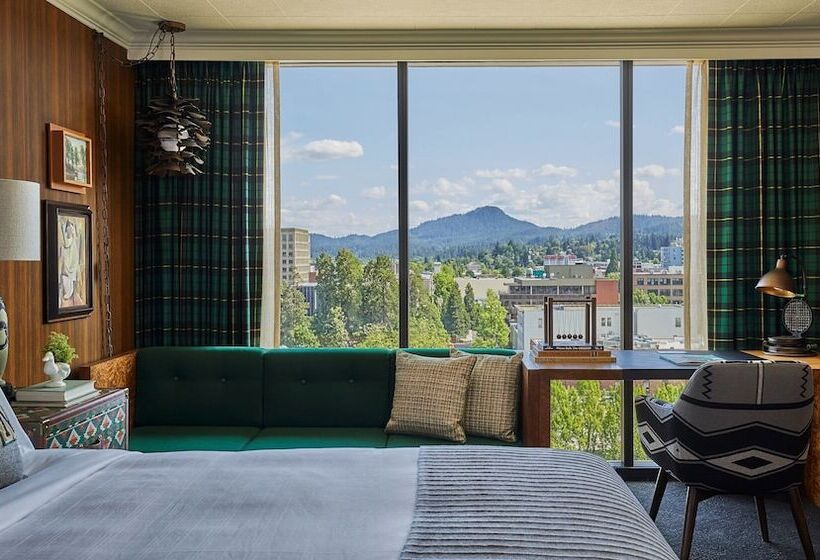 スイート, Graduate By Hilton Eugene