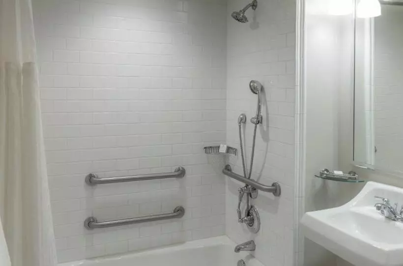 Standard-invahuone, Portola Hotel & Spa