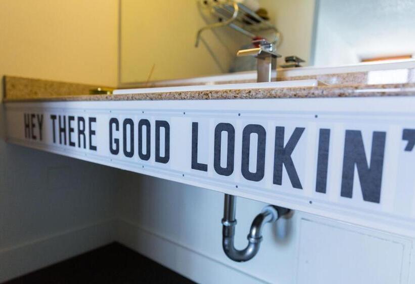 高级大房间, Rambler Motel