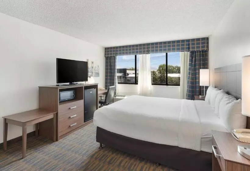 اتاق استاندارد با تخت بزرگ برای معلولان, Clarion Hotel Concord Walnut Creek