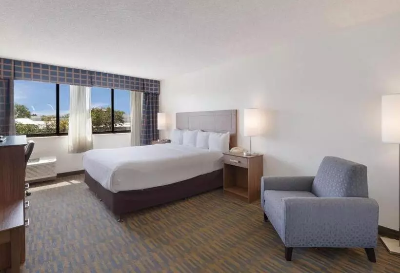 اتاق استاندارد با تخت بزرگ برای معلولان, Clarion Hotel Concord Walnut Creek