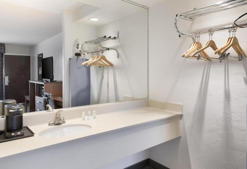 غرفة قياسية سرير ملكى لذوى الإحتياجات الخاصة, Clarion Hotel Concord Walnut Creek