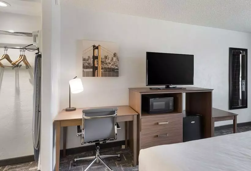 اتاق استاندارد با تخت بزرگ برای معلولان, Clarion Hotel Concord Walnut Creek