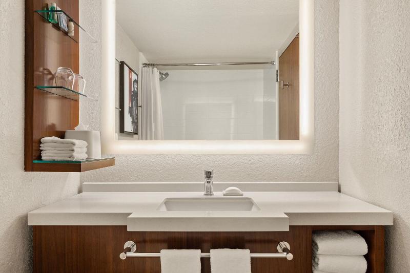 غرفة قياسية سرير كينج, Delta Hotels By Marriott Minneapolis Northeast