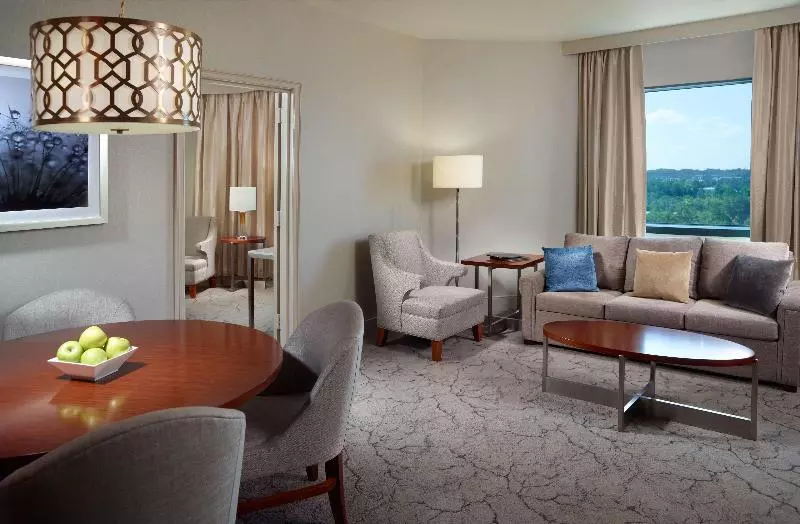 キングサイズベッドのスイートルーム, Hilton Atlanta Northeast
