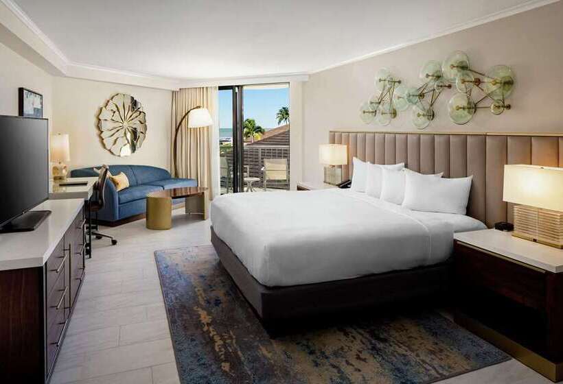 غرفة قياسية سرير كينج, Hilton Greenville