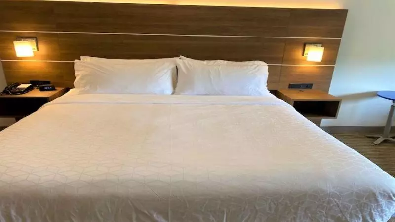 キングサイズベッドのスタンダードルーム, Holiday Inn Express & Suites Reidsville, An Ihg