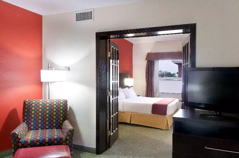 سوئیت با تخت بزرگ, Holiday Inn Express Hotel And Suites Brownsville By Ihg