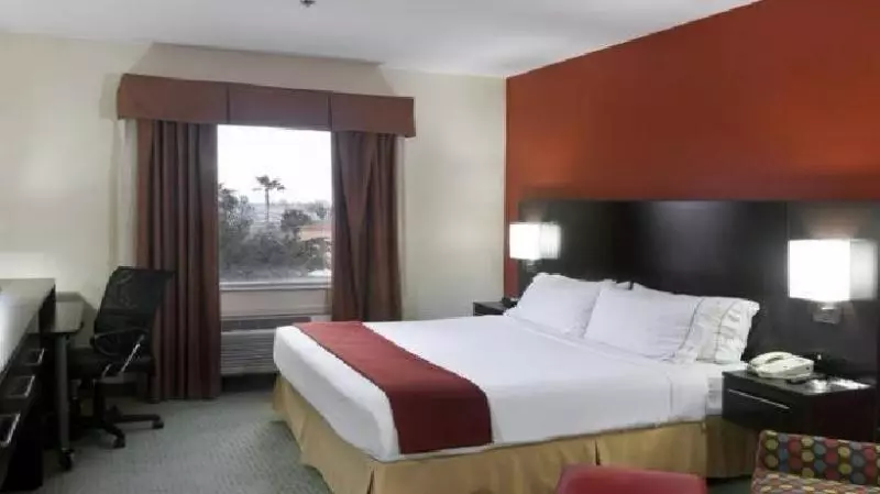 سوئیت با تخت بزرگ, Holiday Inn Express Hotel And Suites Brownsville By Ihg
