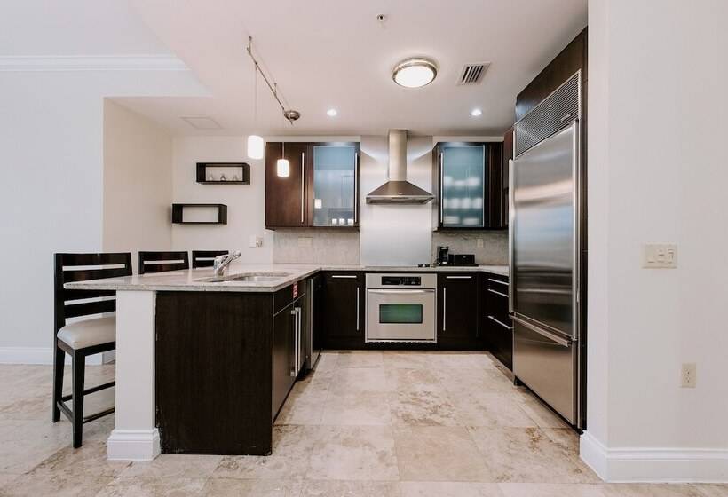 プールビューのバルコニー付１ベッドルームアパート, Beachside Resort & Residences