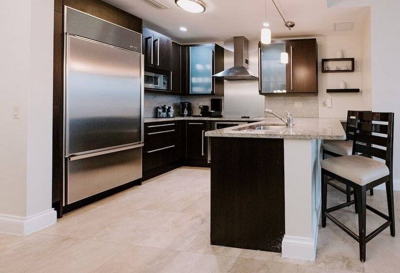 プールビューの３ベッドルームアパート, Beachside Resort & Residences