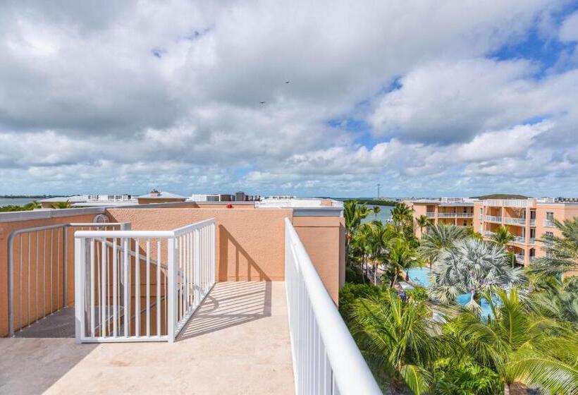 プールビューの３ベッドルームアパート, Beachside Resort & Residences