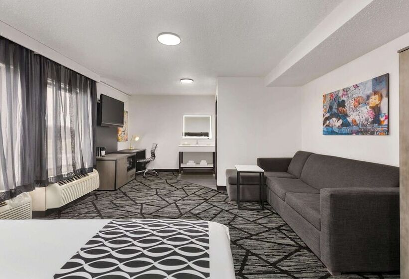 Люкс, La Quinta By Wyndham Cleveland Airport West