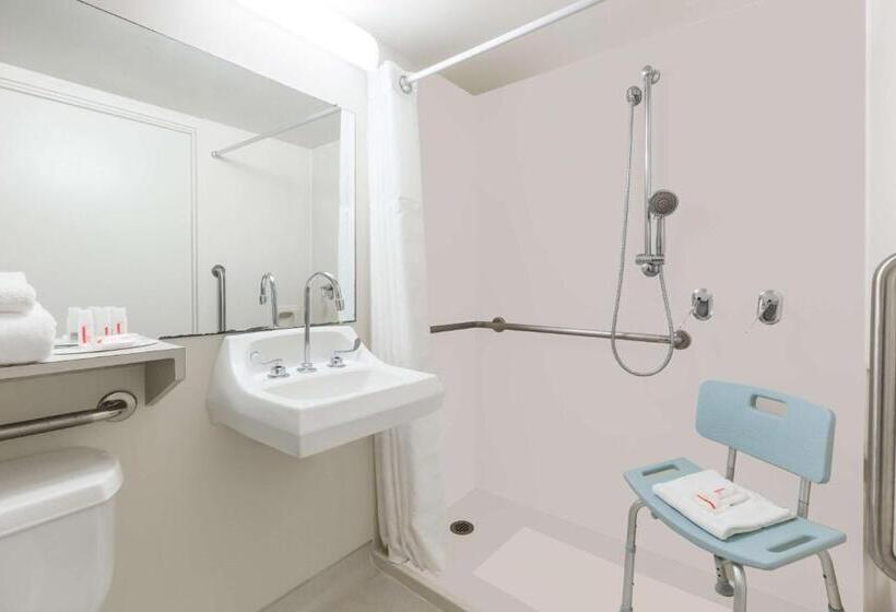 חדר סטנדרט מותאם לאדם עם מוגבלויות, Ramada Plaza By Wyndham Waikiki