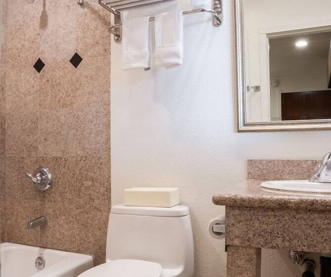 스탠다드 룸 더블 침대 2개, Rodeway Inn & Suites Pacific Coast Highway