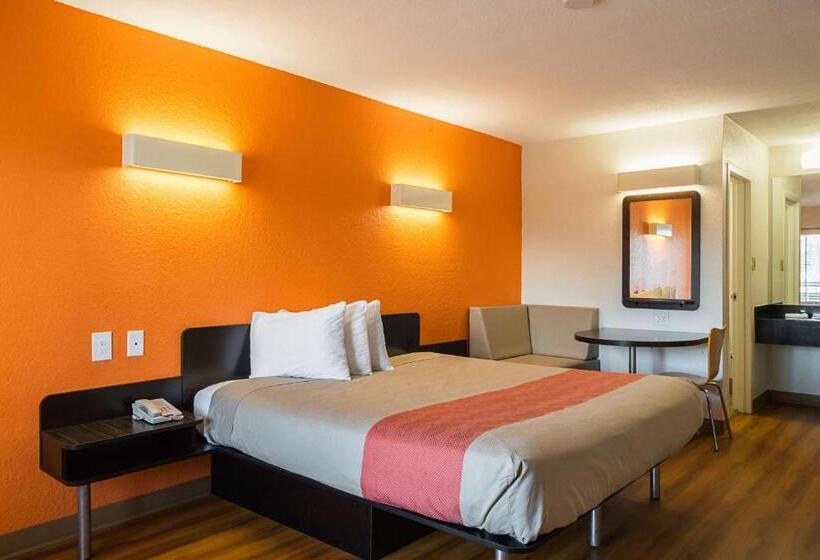Номер Стандарт Кровать Кинг Адаптированный для Инвалидов, Motel 6savannah, Ga  Midtown