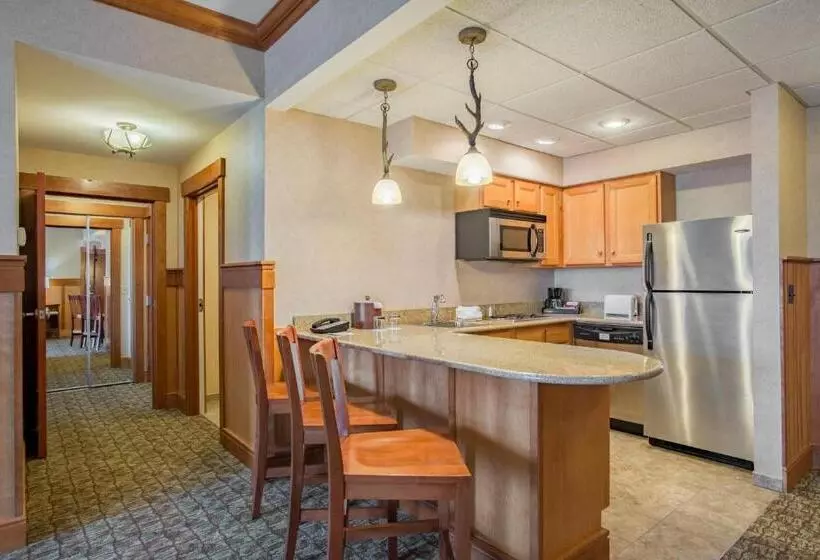 キングサイズベッドのデラックススイート, Crowne Plaza Lake Placid, An Ihg