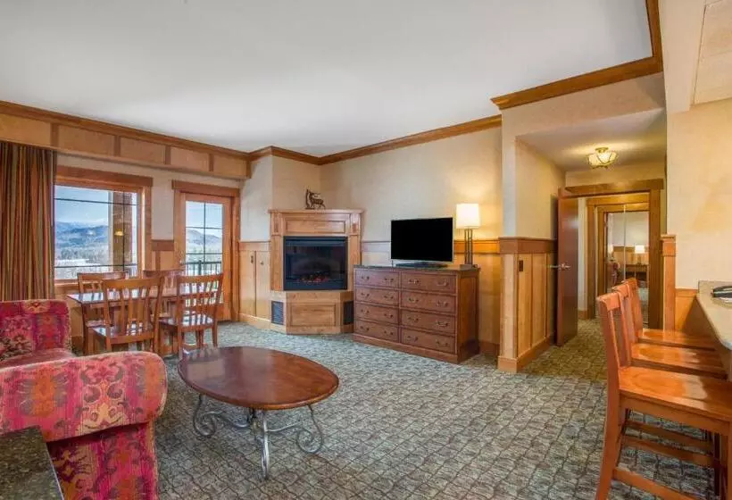 キングサイズベッドのデラックススイート, Crowne Plaza Lake Placid, An Ihg