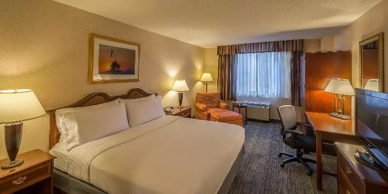 キングサイズベッドのスタンダードルーム, Holiday Inn Arlington At Ballston, An Ihg