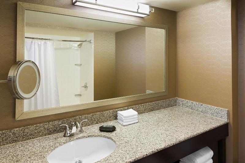 带大床的标准间, Howard Johnson By Wyndham Fullerton/anaheim Conference Cntr