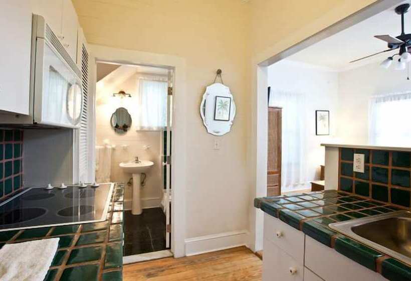 منزل غرفتين نوم, Island City House