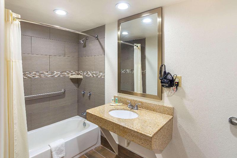 스탠다드 룸 킹사이즈 침대, Quality Inn