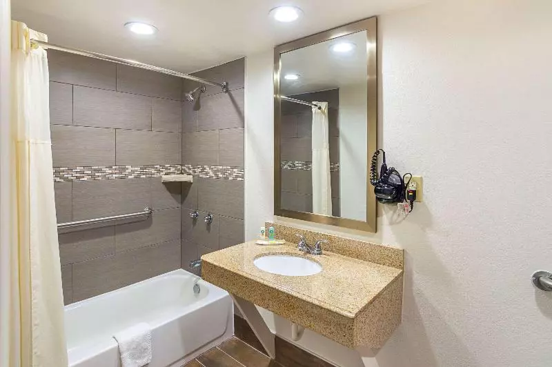 اتاق استاندارد با تخت بزرگ, Quality Inn