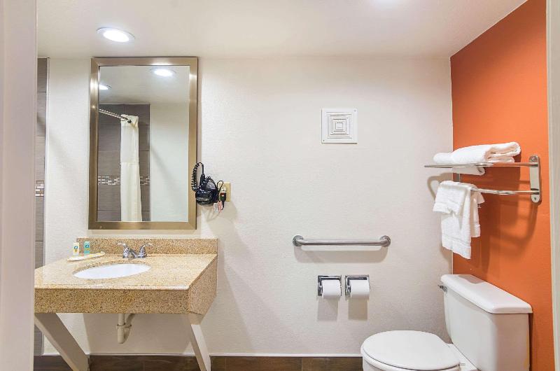 스탠다드 룸 킹사이즈 침대, Quality Inn