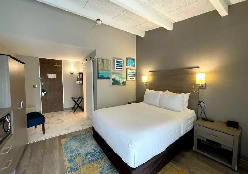 キングサイズベッドのスタンダードルーム, The Hub Middletown Red Bank  Best Western Signature Collection
