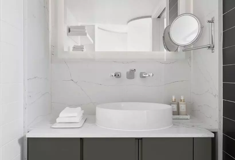 سوئیت با تخت بزرگ, Zena Washington Dc