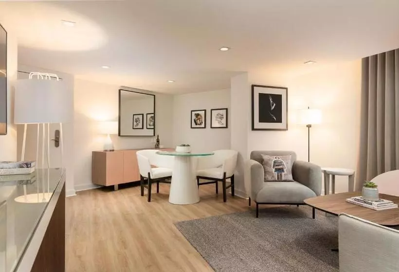 سوئیت با تخت بزرگ, Zena Washington Dc