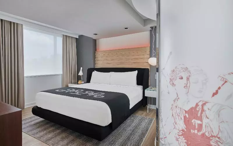 سوئیت با تخت بزرگ, Zena Washington Dc