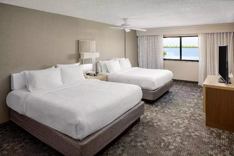 クイーンサイズベッドのスイートルーム, Courtyard By Marriott Key West Waterfront